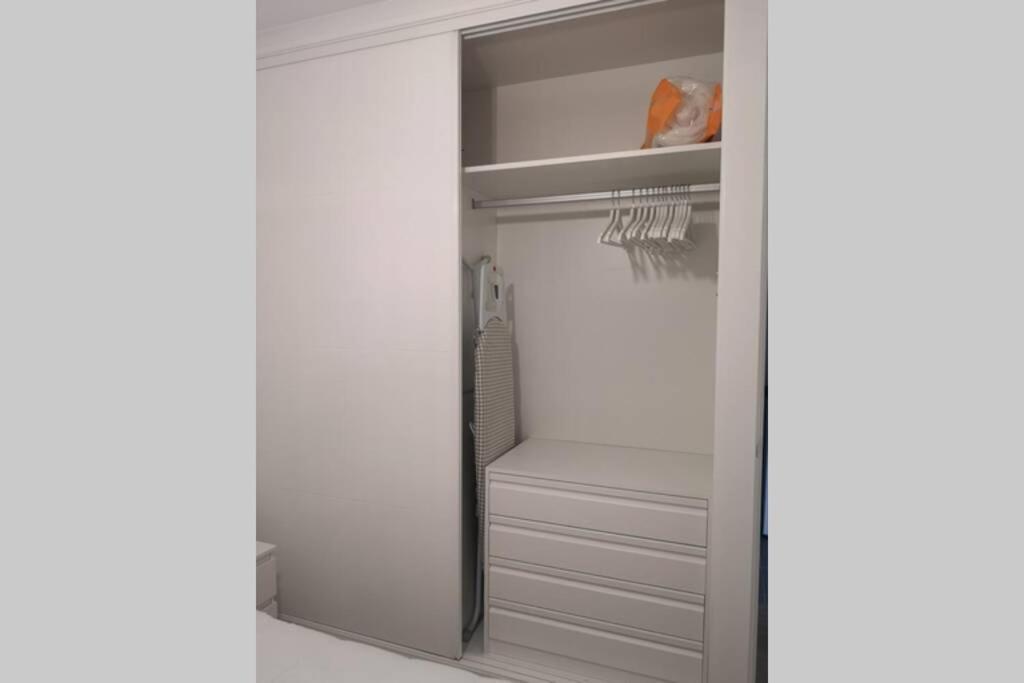 Piso Moderno Con Garaje En El Centro De Vigo Apartment Luaran gambar